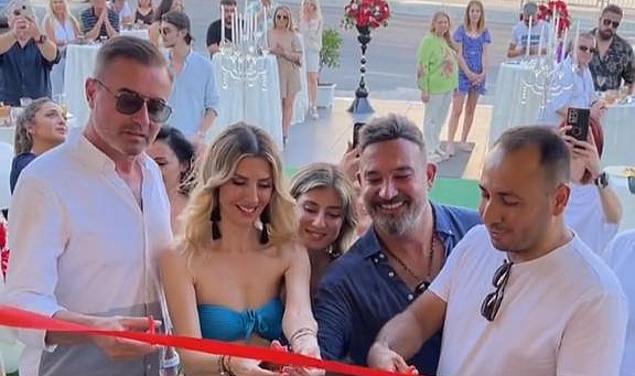 Kuşadası'nın En Büyük Tırnak Ve Kirpik Merkezi Açıldı !