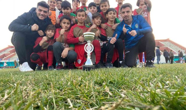 1308 Osmaneli Belediyespor U10 futbol takımı turnuvadan kupayla döndü