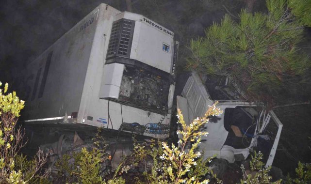 Antalya'da tır uçuruma yuvarlandı: 1 yaralı