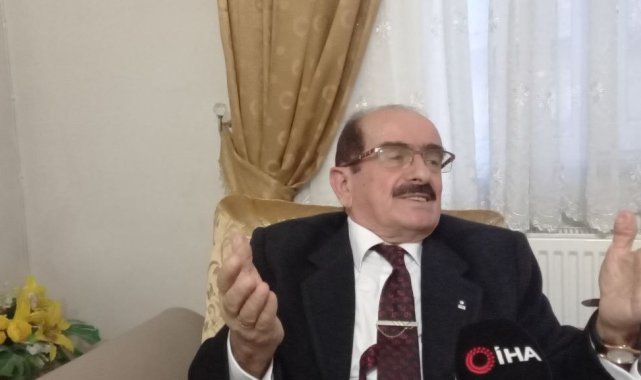 Artvin'de emekli öğretmen Rifat Koçak 56 yıldır takım elbisesini ve kravatını çıkartmıyor