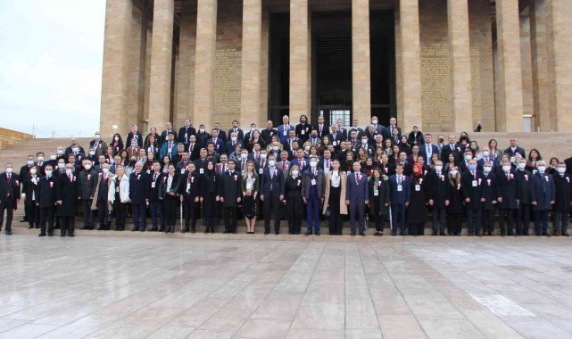 Bakan Özer ve öğretmenler Başöğretmen'in huzurunda