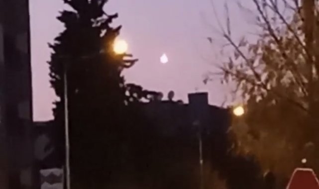 Balıkesir'de gökyüzünde yanarak düşen cisim heyecana neden oldu