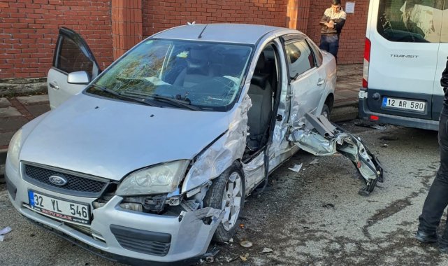 Bingöl'de öğrenci servisi ile otomobil çarpıştı: 3 yaralı