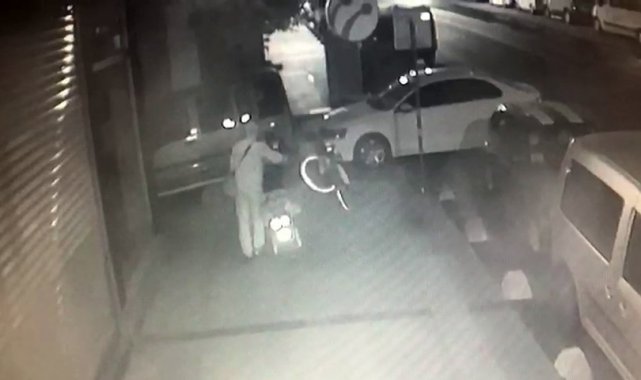 Bisikletle geldi, motosikletle gitti
