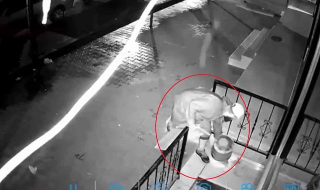 Bursa'da bir garip olay.. Kapı önünde duran çöp dolu kovayı boşaltarak çaldı ardından kayıplara karıştı