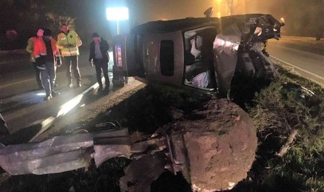 Çarptığı aydınlatma direğini kökünden söktü: 1 yaralı