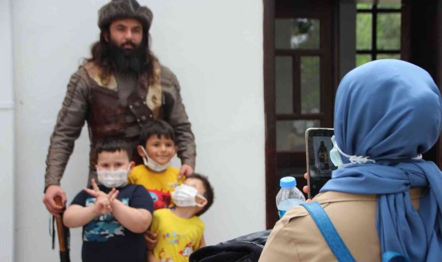 Ertuğrul Gazi Türbesi'ndeki 'Saygı Nöbeti'ni pür dikkat izliyorlar