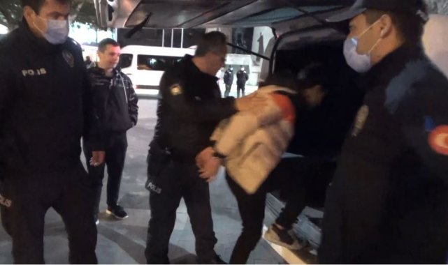Gençler arasındaki omuz atma kavgasında 1 kişi yaralandı