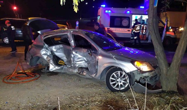 Işık ihlali yapan hafif ticari aracın çarptığı otomobilde can pazarı yaşandı; 4 yaralı