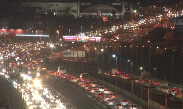 İstanbul'da okullar açıldı, trafik yoğunluğu arttı