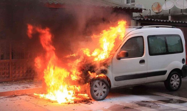 Kartal'da seyir halinde olan otomobil alev alev yandı
