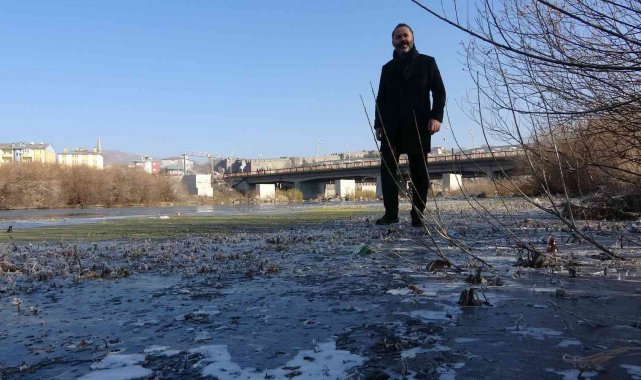 Kura Nehri'nin yüzeyi buz tuttu
