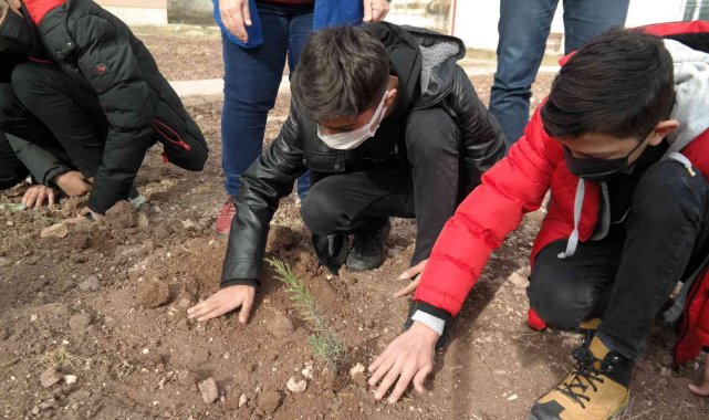 Öğretmenlerine bir çiçek yerine çiçek bahçesi hediye ettiler