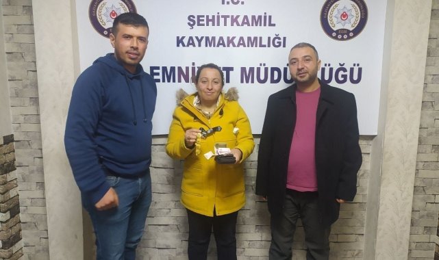 Polis memuru içerisinde 20 bin TL değerinde eşya bulunan cüzdanı sahibine ulaştırdı