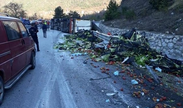 Sebze yüklü tır devrildi, mahsüller yola saçıldı: 1 yaralı