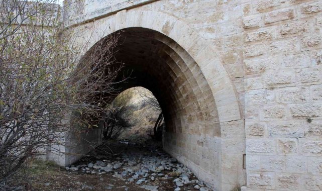Tarihi köprü ilginç mimarisi ile dikkat çekiyor