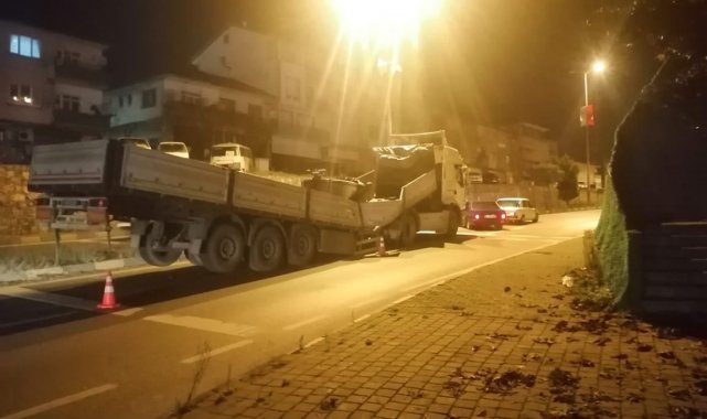 Tırın sac yüklü dorsesi ikiye ayrıldı