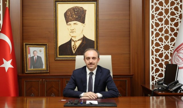 Vali Cüneyt Epcim: "Öğretmenlerimiz, yeni nesiller için adeta bir yol gösterici, birer rehber gibidir"