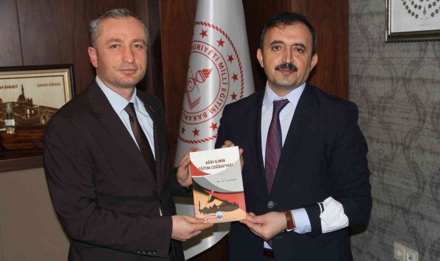 AİÇÜ Rektör Yardımcısı Prof. Dr. Kaya, Kökrek'e kaleme aldığı kitaplarını hediye etti