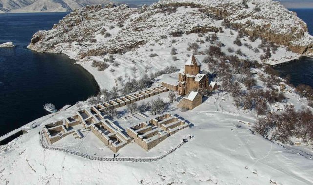 Akdamar Adası, beyaz gelinliğini giydi