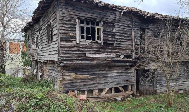 Alaplı'da tehlikeli ahşap evler için yıkım kararı çıktı