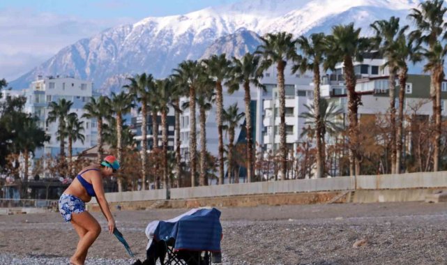 Antalya'da deniz suyu sıcaklığı havanın iki katı oldu, vatandaşlar soluğu denizde aldı
