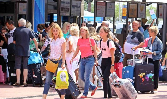 Antalya'ya gelen turist sayısı 9 milyonu geçti