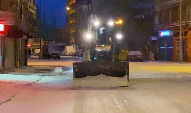 Ardahan'da Belediye ekiplerinin karla mücadelesi