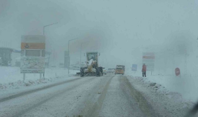 Ardahan'da tır geçişine kar engeli