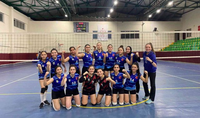 Arnavutköy'de Genç Kızlar Voleybol Takımı'ndan bir galibiyet daha