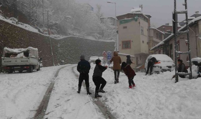 Artvin'de kar yağışı nedeniyle 125 köy yolu ulaşıma kapandı