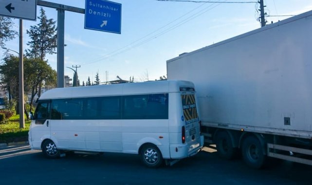 Aydın'da tır, servis aracına çarptı