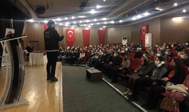 Bahçelievler'de "En İyi Narkotik Polisi Anne" projesi kapsamında ebeveynlere eğitim verildi