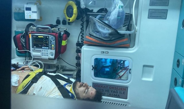 Bakırköy'de virajı alamayan otomobil yön tabelası direğine uçtu: 1 yaralı