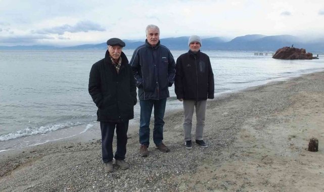 Balıkesir'de mavi bayraklı plajlar emeklilere yürüyüş mekanı oldu