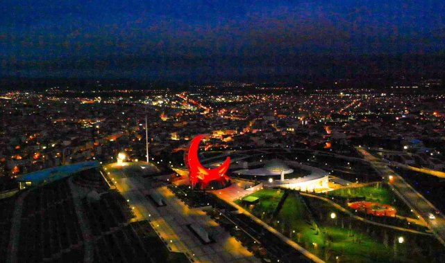 Balıkesır'in hilali gece görüntülendi