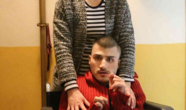 Başkan Atay'dan yürüme engelli Yavuz'a tekerlekli sandalye