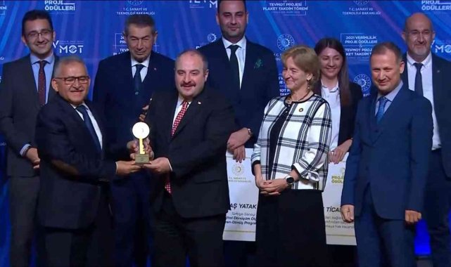 Başkan Büyükkılıç ödülünü Bakan Varank'ın elinden aldı