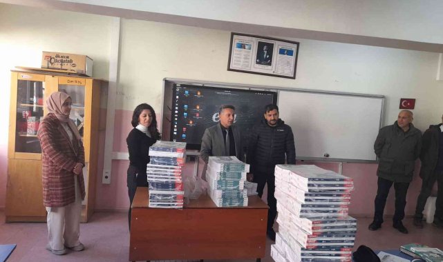 Belde belediyesi, bölgedeki öğrencilerin kitap ihtiyacını karşılamaya devam ediyor