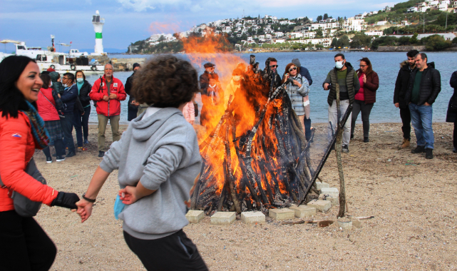 Bodrum'da Dev Ateş Yakıldı, Halaylar Çekildi