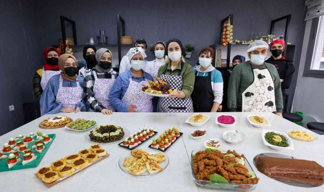 Buca'da kursiyerler Türk ve dünya mutfağından lezzetli tarifler öğreniyor
