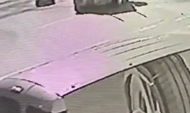 Bursa'da çöp konteynerini çek çek arabaya koyarak çaldılar