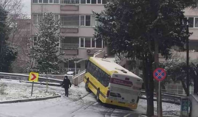 Bursa'da kara hazırlıksız yakalanan belediye otobüsü bariyere saplandı