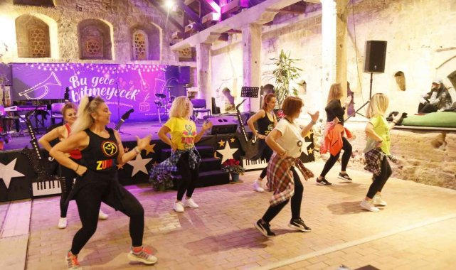 Büyükçekmece'de en uzun gece müzik ve dansla dolu dolu geçti