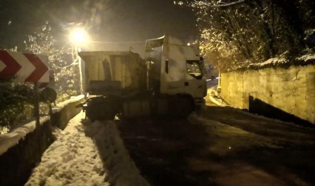 Buzlanan yolda tır duvara çarptı