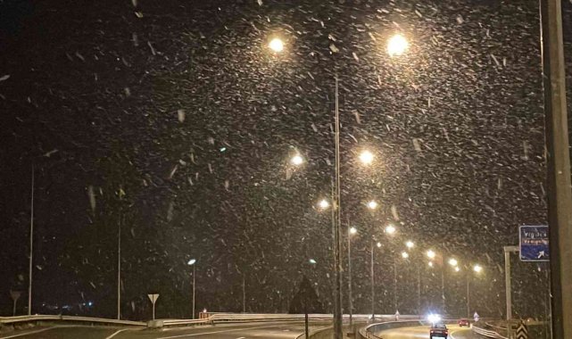 Düzce'de lapa lapa kar yağdı