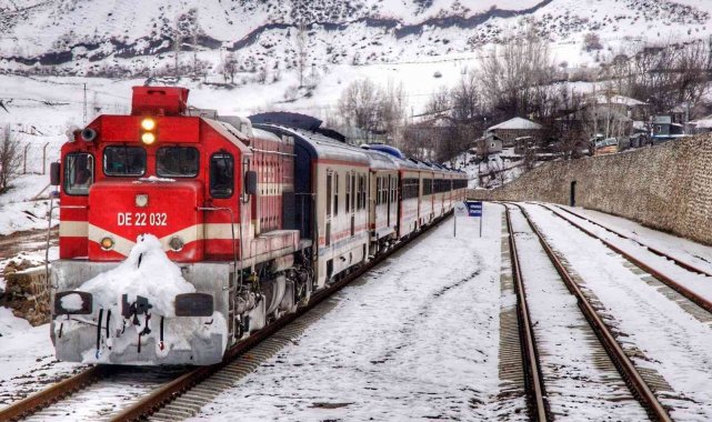 Elazığ-Tatvan arası tren yolculuğundan muhteşem kış manzaraları