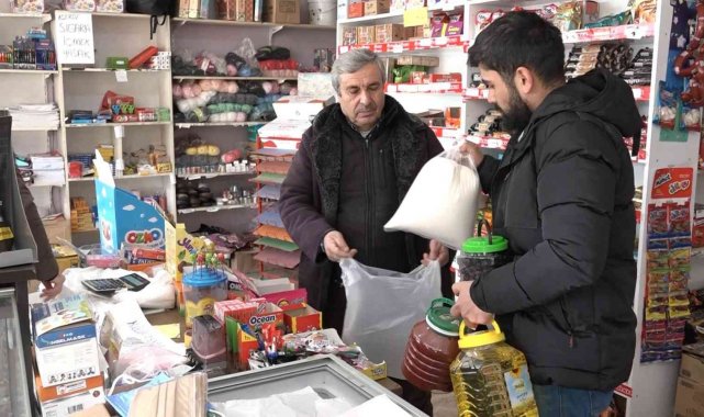 Elazığ'da bakkal sahibi indirim yaptı, astığı yazılarla da dikkat çekti