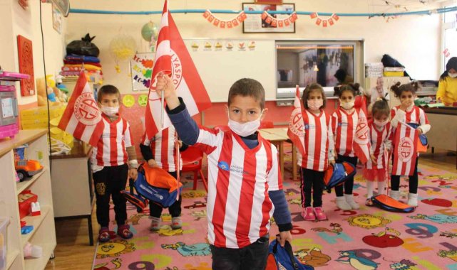 Elmalı'da 130 öğrenciye Antalyaspor forması hediye edildi