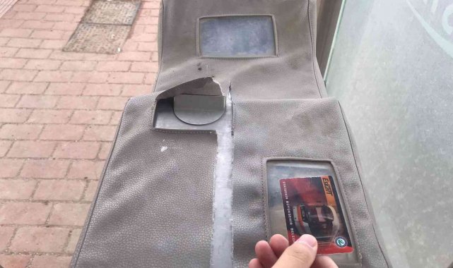 Eskişehir'deki tramvay durağı bakımsızlığıyla dikkat çekiyor